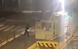 Vandalo in azione: prende a sassate la cabina del deposito