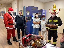 All'ospedale Martini arrivano i doni per i bimbi dei vigili del fuoco della "41" Grugliasco [FOTO]