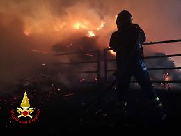 Incendio ad Avignana: a fuoco 50 rotoballe di fieno [FOTO]