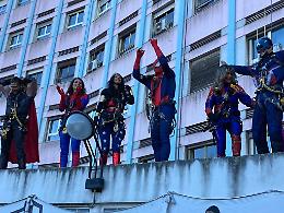 Torino, torna l'invasione dei Babbo Natale. E ci sono anche i supereroi per i piccoli pazienti del Regina Margherita [FOTO E VIDEO]