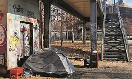 Gli ascensori fermi da otto anni diventano ricovero per clochard