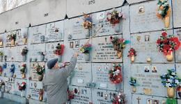 Pioggia sui loculi del cimitero: «Rispetto per la mia famiglia»