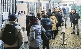 Code infinite per tamponi e vaccini: «Questo Natale è una vera Odissea»