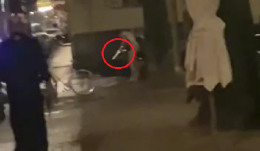 Torino, minaccia agenti e passanti in strada con un grosso coltello da cucina: arrestato [IL VIDEO]