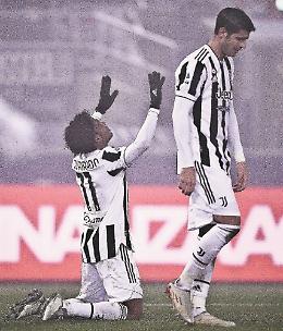 Morata e Cuadrado: la Juve a Bologna vince nella nebbia