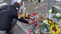 Crollo della gru, fiori e lumini su luogo della tragedia: il cordoglio dei torinesi [FOTO E VIDEO]