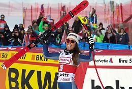 Sofia Goggia fenomenale in discesa: a St Moritz vince con la mano rotta
