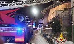 Abitazione in fiamme nella notte nel Canavese, l'intervento dei vigili [LE FOTO]