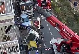 Torino, camion si ribalta e sfonda la vetrina di un negozio [VIDEO]