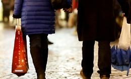 Sarà un Natale povero di regali: «Piemontesi incerti sul futuro»