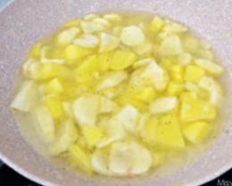 C’è la vellutata di topinambur con il cotechino o la fonduta