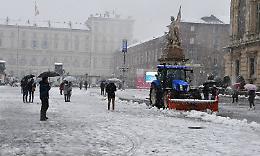 Torino si copre di neve: disagi lungo le strade e ora c’è l’incubo gelo [FOTO E VIDEO]