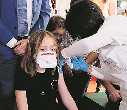 Primi bimbi vaccinati tra fiabe e animazioni. E 17mila sono in coda