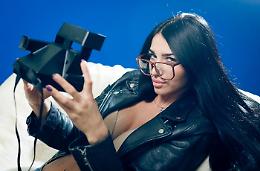 Autoscatto sbarazzino: quant'è sexy la bella fotografa?