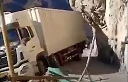 La strada è da brividi e il camion rimane in bilico sul burrone