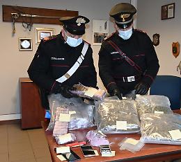 Operaio e grossista di droga: in casa 13 chili tra marijuana e hashish [FOTO e VIDEO]