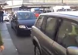 Incredibile: prova a rubare una macchina e rimane chiuso dentro