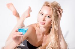 Ci vuole una pausa relax: cocktail frizzante con la biondina