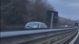 Contromano sulla superstrada, prova a farlo fermare in tutti i modi