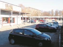 Il centro commerciale è a pezzi: «Fate i lavori o viene giù tutto»