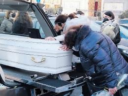 Fiori bianchi, palloncini e un peluche per il saluto tra le lacrime a Fatima