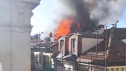 Esplode una bombola e la casa salta in aria: due feriti, uno è grave [FOTO e VIDEO]