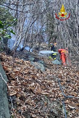 Incendio in Val di Susa: bruciano i boschi sopra Rubiana nella zona del Col del Lys