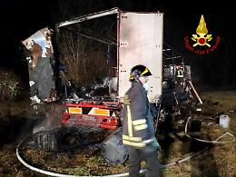 Villardora, rimorchio in fiamme nei pressi della sede della CRI: intervengono i vigili del fuoco [FOTO]