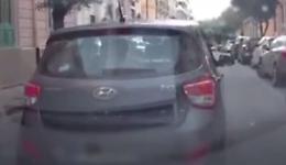 Tampona l'auto di dietro in retromarcia: scatta l'inseguimento