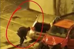 Dopo l'incidente arriva lo sciacallo e ruba il telefonino