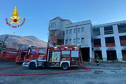 Chiusa di San Michele, in fiamme l'ex bowling: intervengono i vigili del fuoco [FOTO]