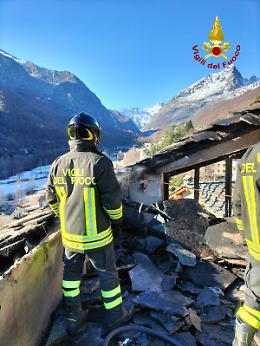 Ala di Stura, a fuoco il tetto di un ex hotel [LE FOTO]