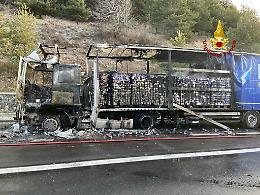 In fiamme un tir sulla Torino-Bardonecchia, intervengono i vigili del fuoco [FOTO]