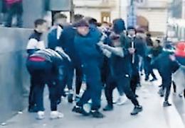 In 12 contro uno, rapinano 15enne
E poi lo minacciano su Instagram