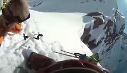 Sciatore "freeride" perde l'appiglio e cade dalla parete rocciosa. Salvo!!
