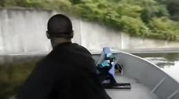 A pesca sul fiume, non si accorgono della cascata