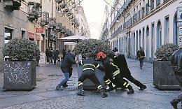 Le fioriere bloccano i pompieri: i passanti arrivano in soccorso