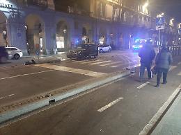 Pinerolo, rocambolesco incidente: scontro tra due auto e un pullman