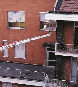 Operaio in prova muore schiacciato dal cestello mentre rifaceva il tetto