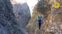 Cade mentre attraversa ponte tibetano, soccorso e condotto a valle [LE FOTO]