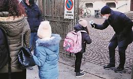 Scuola, un primo giorno tra mille dubbi. I genitori: «Speriamo di evitare la Dad» [LE FOTO]