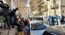 Torino: 18enne morto in scuola-lavoro, studenti in piazza. Scontri con le forze dell'ordine, ci sono feriti [FOTO E VIDEO]