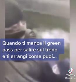 Aggrappati al treno: gli "scrocconi" viaggiano così. Non avevano il green pass? [IL VIDEO]