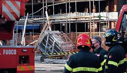 Crolla montacarichi in cantiere: operaio gravissimo in ospedale