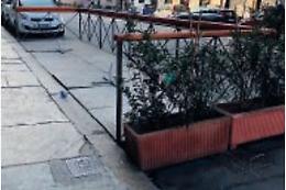 Abbandonati o invasi dai rifiuti: è caccia ai dehors inutilizzati