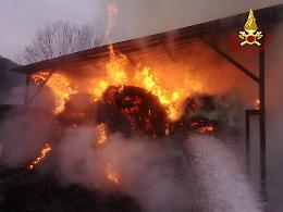 Incendio in un maneggio a Villar Dora, danni anche al vicino campo da tennis [FOTO]