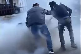 Gli sfugge la motozappa e combina un disastro
