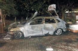 Bruciano un’auto nella notte: i piromani ripresi in un video