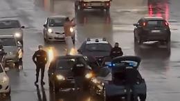 Fa danni con l'auto, poi balla sul tettuccio davanti alle forze dell'ordine