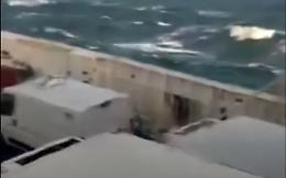 Il mare è agitato e il traghetto "balla" tra le onde